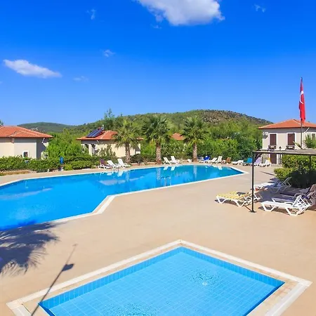 The Village 13 Φετιγιέ